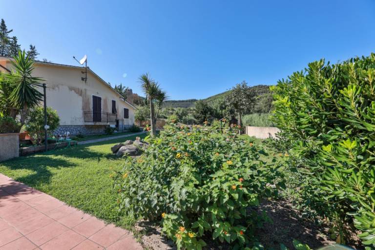 Villa with yard — photo 5
