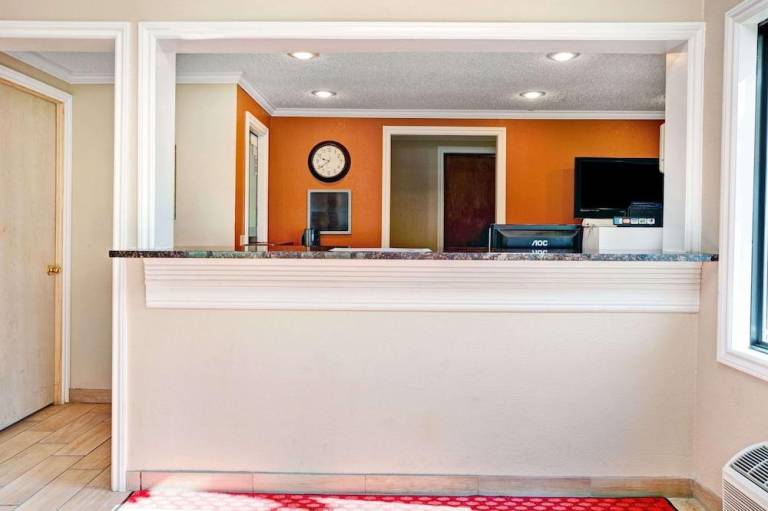Knights Inn - Sterling Heights, MI — photo 5
