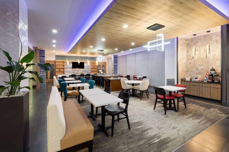 La Quinta Inn & Suites by Wyndham El Paso East Loop-375 — photo 4
