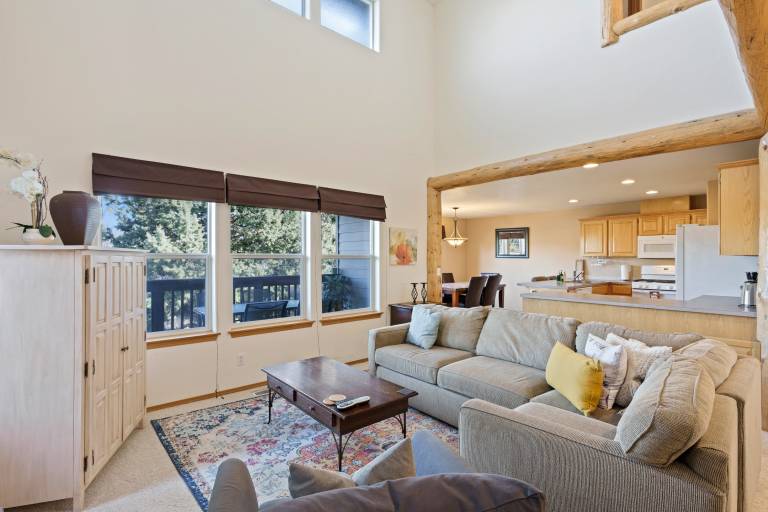 Quiet River - Beautiful Bend Townhouse - EV charger - Deschutes River in the back! — photo 3