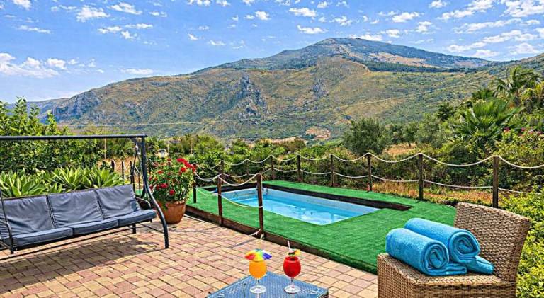 Villa with yard, barbecue & private pool | Pets allowed in Castellammare del Golfo
