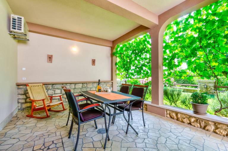 Beautiful rental apartment with grill, terrace & yard | Perfect for remote work | Pets are welcome — photo 5