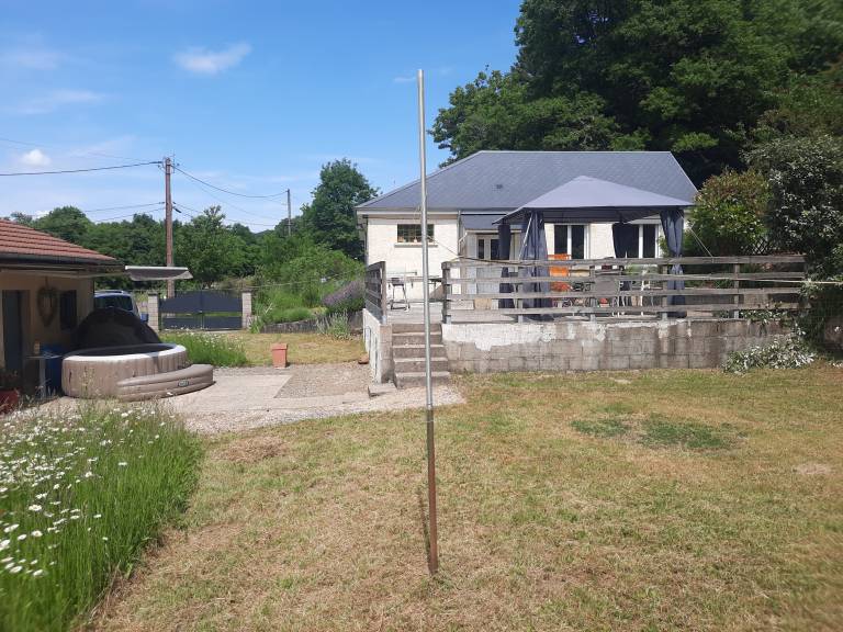 Family-oriented nice vacation home with terrace, barbeque & yard | River view | Pet-friendly in Gueret
