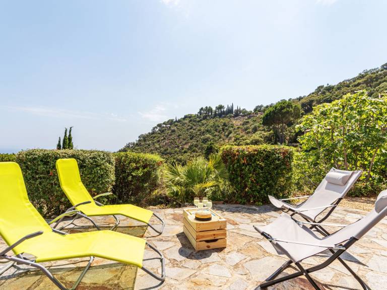 Vacation home with yard, patio & pool | Sea view — photo 5
