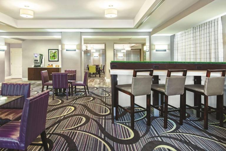 La Quinta Inn & Suites by Wyndham DFW Airport South / Irving — photo 4