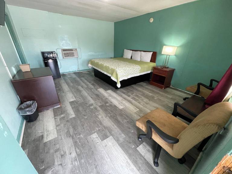 LAMPLIGHTER INN — photo 4