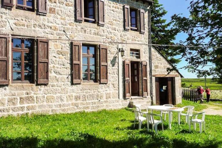 Holiday apartment with pool, garden & BBQ | Garden view — photo 2