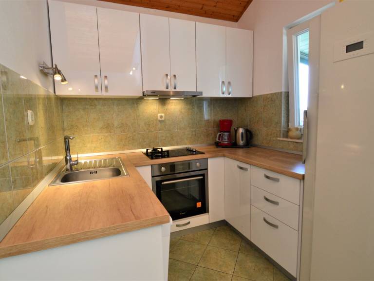 Vacation home with patio, pool & barbeque — photo 4