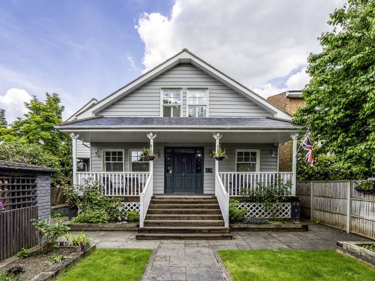 Cottage with yard — photo 2