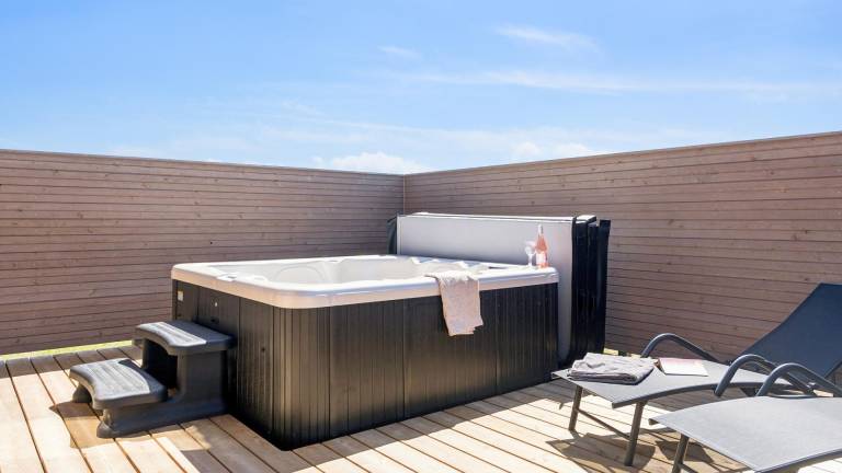 Child-friendly vacation home with barbeque, private pool & patio | Pet-friendly — photo 3
