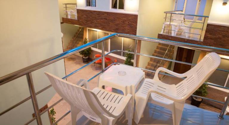 Pleasant serviced apartment with yard & patio | Pets allowed — photo 5