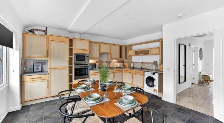 Stylish Townhouse with Driveway Parking, Pool Table, Super-Fast Wifi and Smart TVs by Yoko Property — photo 4