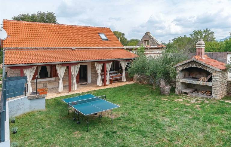 Family-friendly vacation home with barbeque, garden & patio | Pool view | Dogs allowed — photo 3
