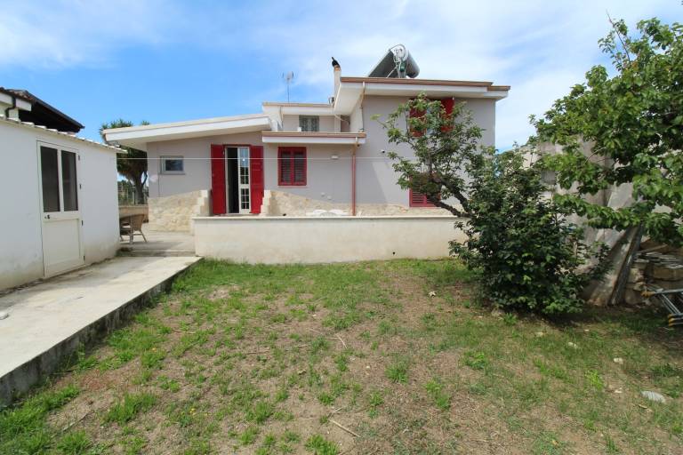 Vacation home with yard — photo 4