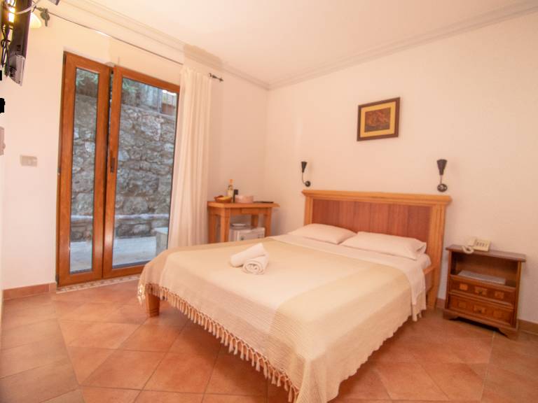 Dedicated room with patio & pool | Water view — photo 4
