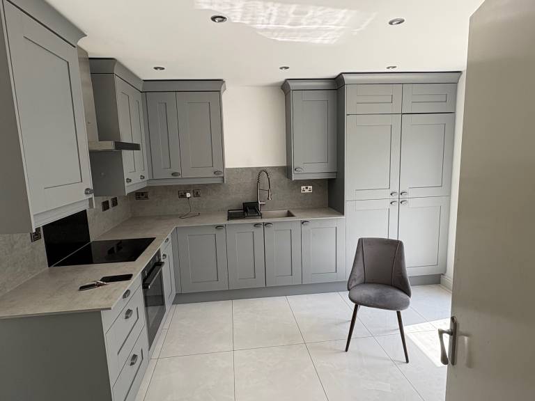 House - Sleeps 5, Private Parking & Pets Allowed — photo 3