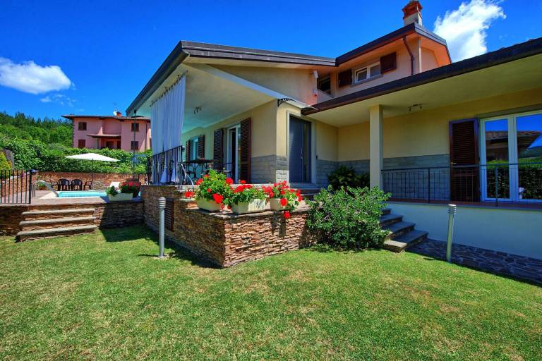 Villa with yard, barbeque & private pool — photo 4