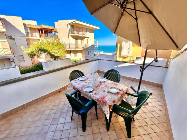 Children-friendly charming rental apartment with patio | Sea view | Next to the beach | Pets allowed — photo 2
