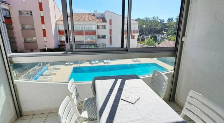 Apartment with pool — photo 2