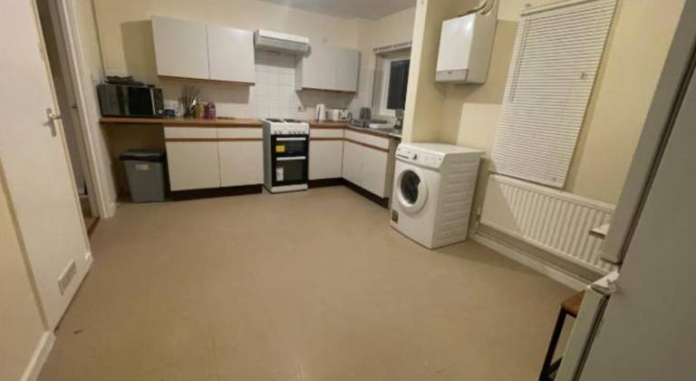 Cosy House- Sleeps 7 Centrally Located Free Parking, Fast WIFI Smart Tv with Sky and Netflix Busines — photo 5