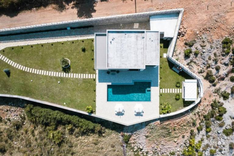 Villa with private pool & yard | Lake view — photo 4