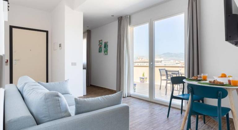 Charming serviced apartment with hot tub & patio | Next to Piazza Pretoria | Suitable for remote work | Pet-friendly — photo 2