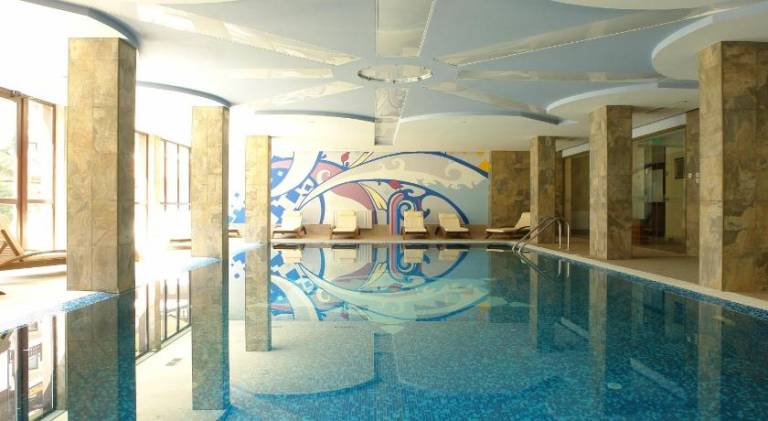 Serviced apartment with patio, garden & sauna | Next to the ski | Pets allowed in Bansko