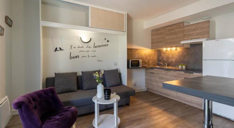 Serviced apartment with garden, patio & pool — photo 3
