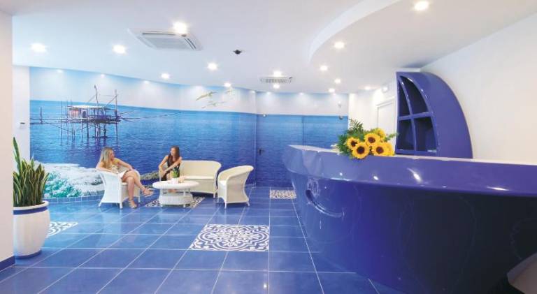 Serviced apartment with pool, garden & patio — photo 4