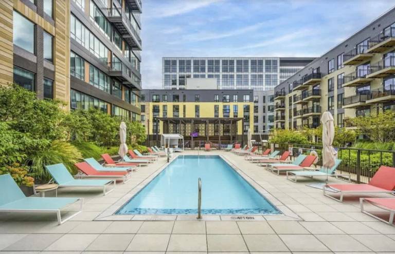 Central 1-BR Condo Assembly Row Gym & Pool Sleep 5 — photo 4