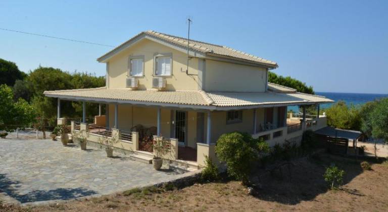 Villa with yard, barbeque & terrace — photo 3