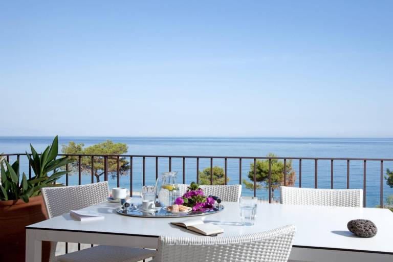 Family-oriented charming serviced apartment with yard & patio | Next to the beach | Pet-friendly — photo 5