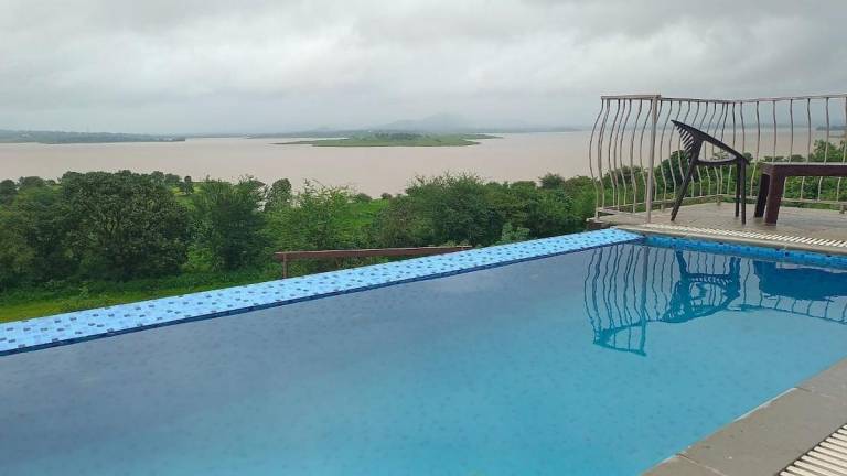 Big vacation home with garden, pool & BBQ | Water view | Dogs allowed in Trimbak