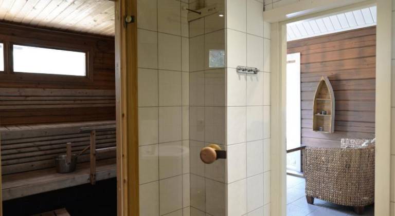 Villa with jacuzzi — photo 4