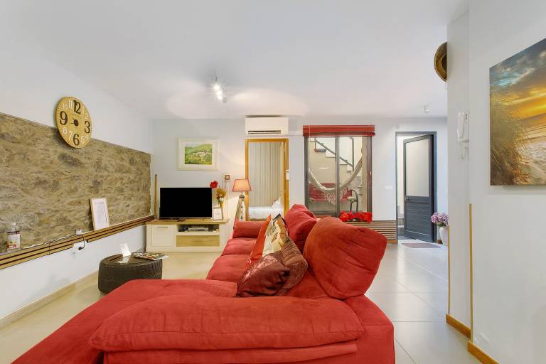 Fully equipped spacious vacation home with grill, fast internet & patio | Next to Farmers Market | Sea view | Pets allowed — photo 2