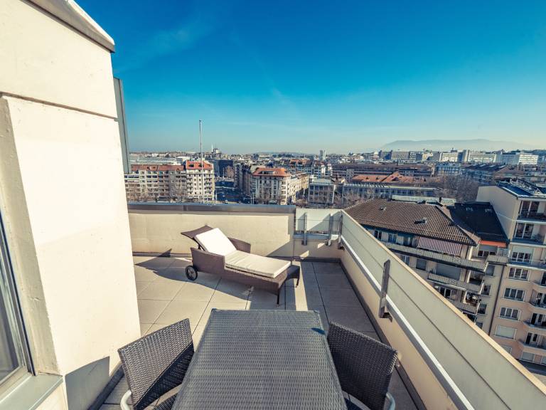 Serviced apartment with patio | Next to Parc des Bastions | Suitable for remote work — photo 2