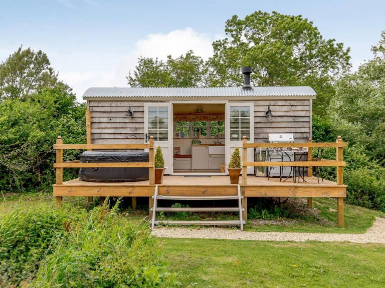 Cottage with garden & hot tub | Water view | Pet-friendly — photo 2