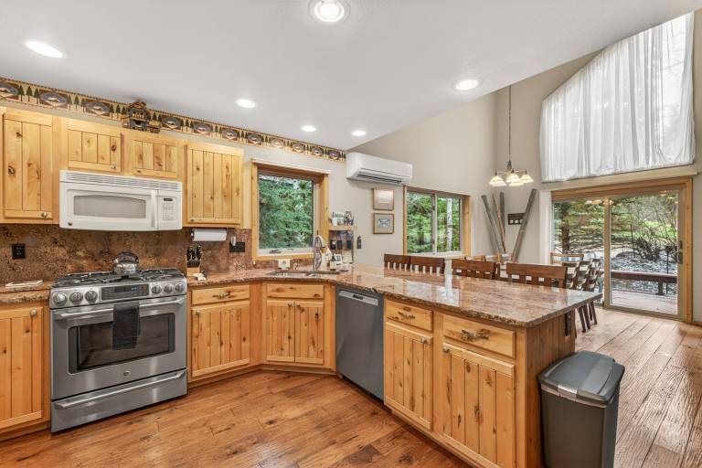 Family-friendly house with private pool, jacuzzi & BBQ | Mountain view | Pet-friendly — photo 3