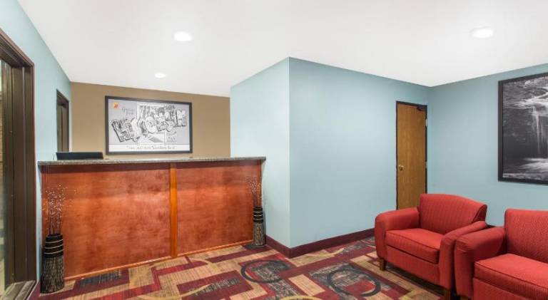 Super 8 By Wyndham Eau Claire I-94 — photo 3