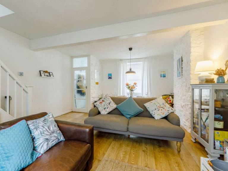 Cottage with garden — photo 4