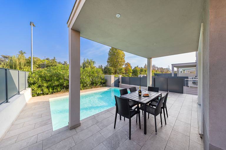 Villa with private pool, yard & terrace in Pozzolengo