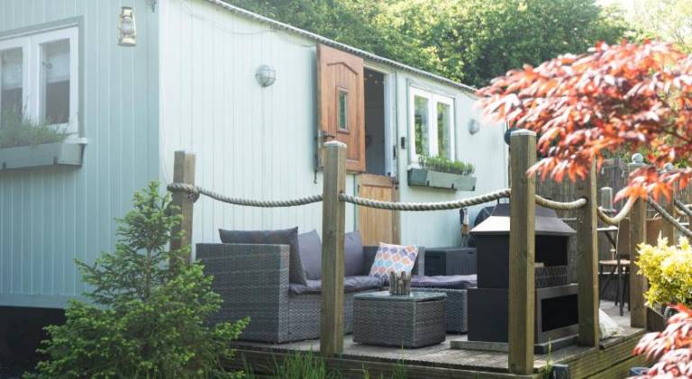 Shepherds Hut with Hot Tub in Lymington