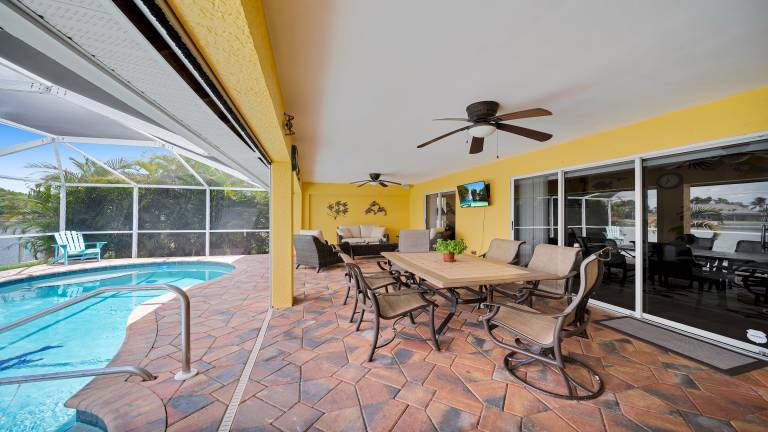 Spacious villa with terrace, hot tub & heated pool | Perfect for remote work | Pets allowed — photo 3