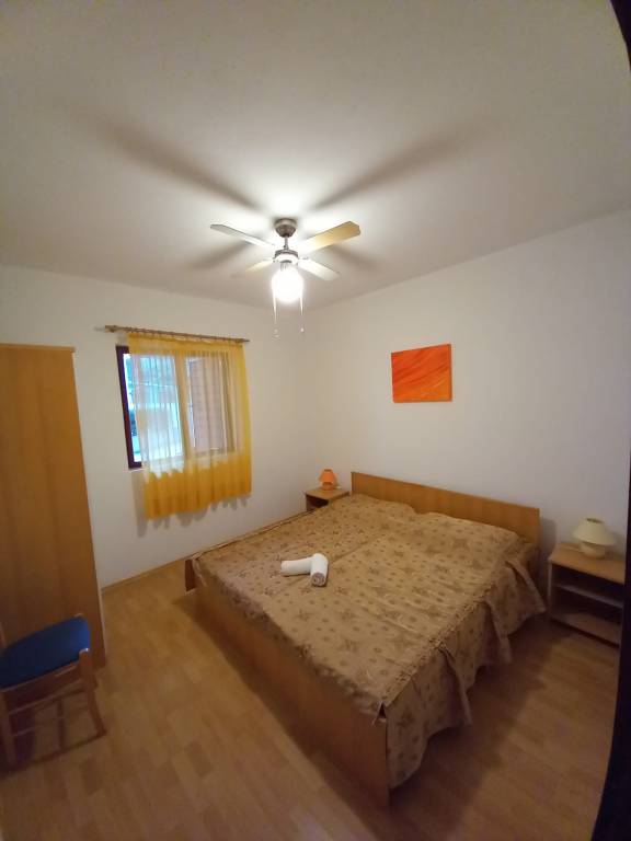 Two bedroom apartment near beach Ivan Dolac, Hvar (A-21269-b) — photo 5