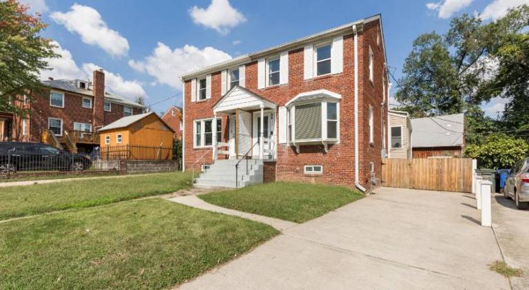 House | Pets are welcome in Arlington, VA