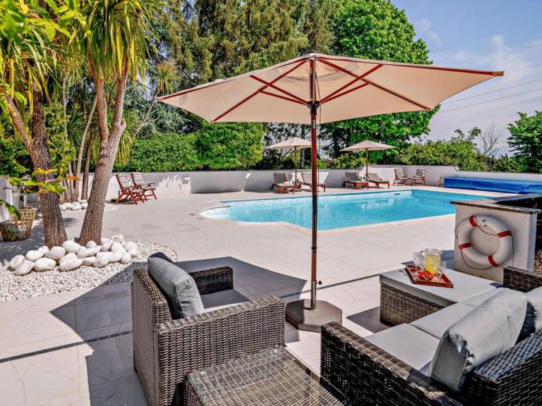 Cottage with pool, yard & BBQ | Pet-friendly — photo 2