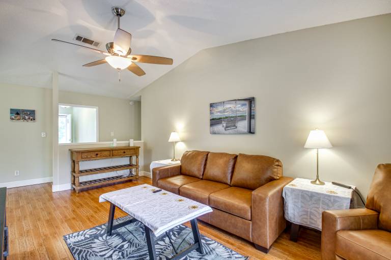 Shop Dine & Visit UWF Pensacola Home w Yard