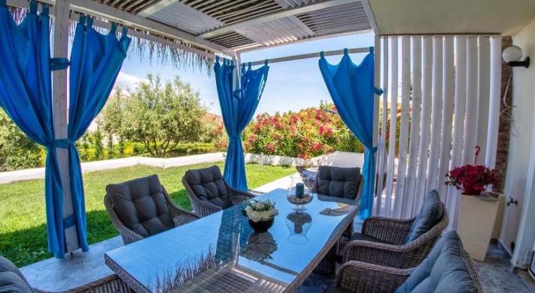 Villa with grill, patio & yard — photo 3
