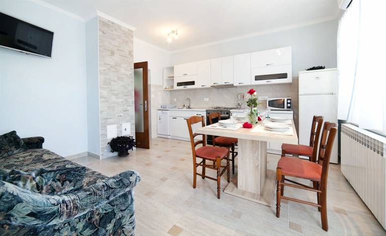 Rental apartment with patio & barbecue | Sea view — photo 5