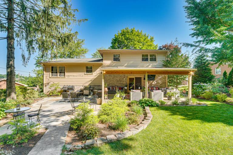 3 Mi to Lake Redman Home w Furnished Pergola